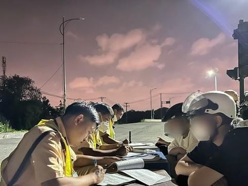 Đội CSGT-TT, CATP.Thủ Đức tiến hành lập biên bản xử lý