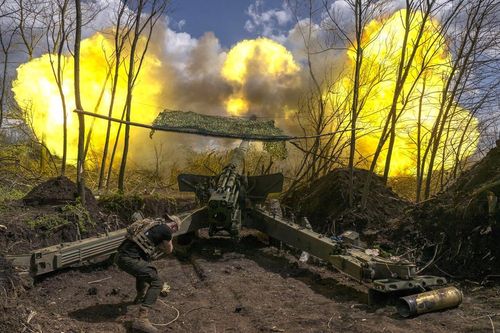 Binh sĩ Ukraine nã pháo vào tiền tuyến Donetsk ngày 24/4/2023. Ảnh: CNN