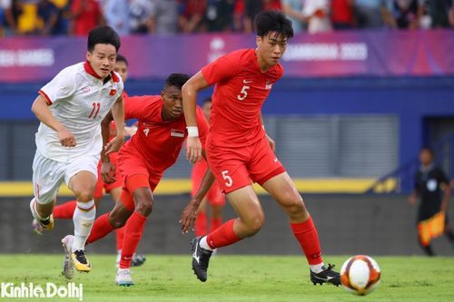 U22 Singapore thi đấu nhạt nhòa và không tạo ra nhiều cơ hội nguy hiểm cho U22 Việt Nam. Ảnh: Duy Đức.