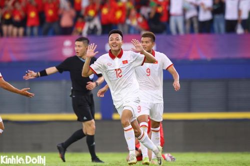 Thái Sơn là cầu thủ nhân đôi cách biệt cho U22 Việt Nam. Ảnh: Duy Đức.