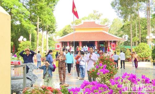 Du khách viếng khu vực Miếu Bà Chúa Xứ Gò Tháp. (Ảnh: HOÀNG KHA)