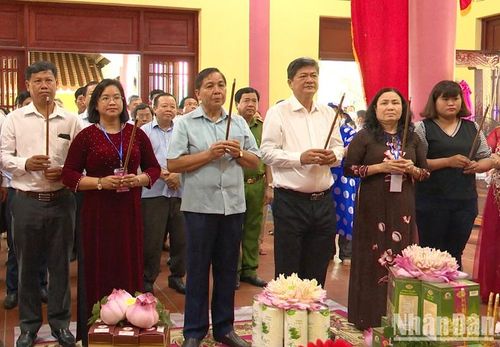 Đại biểu dâng hương viếng Bà Chúa Xứ tại Gò Tháp. (Ảnh: HOÀNG KHA)