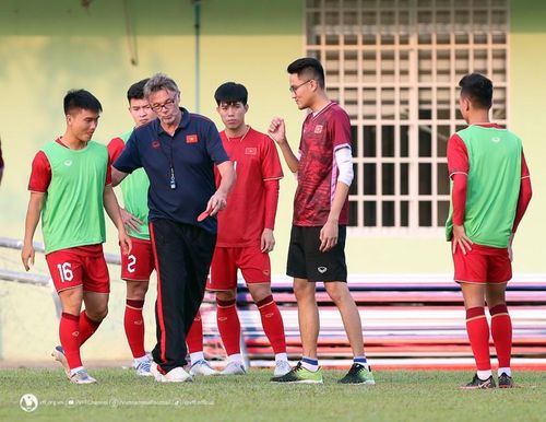 HLV Philippe Troussier hướng dẫn các học trò trong buổi tập chiều 2/5. (ảnh VFF)