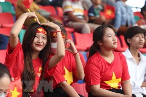 Niềm vui của cổ động viên Việt Nam trên khán đài sân vận động Prince. (Ảnh: Huỳnh Thảo/TTXVN)