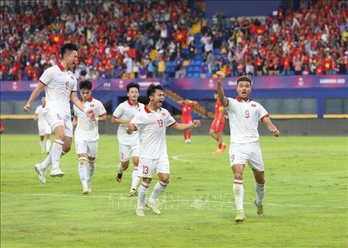 Niềm vui của tiền đạo Văn Tùng (9) và đồng đội sau bàn thắng mở tỷ số trận đấu cho U22 Việt Nam ở phút 36.