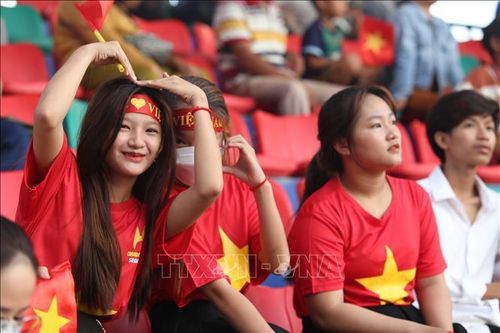 Cổ động viên Việt Nam trên khán đài sân vận động Prince.