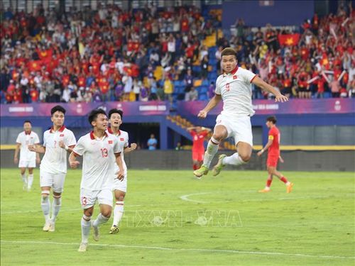Niềm vui của tiền đạo Văn Tùng (9) và đồng đội sau bàn thắng mở tỷ số trận đấu cho U22 Việt Nam ở phút 36.