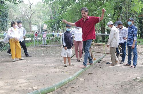 Người dân tham gia trò chơi dân gian tại Lễ hội Vía Bà Chúa xứ năm 2023