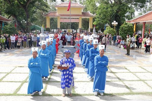 Ban Hội hương Gò Tháp thực hiện nghi thức dâng hương, lễ vật tại Miếu Bà Chúa xứ