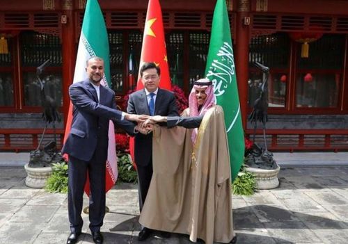 Ngoại trưởng Iran Hossein Amirabdollahian (trái), người đồng cấp Saudi Arabia - Hoàng tử Faisal bin Farhan Al Saud (phải) cùng Ngoại trưởng Trung Quốc Tần Cương bắt tay sau cuộc gặp hôm 6/4 tại Bắc Kinh. Ảnh: AP.