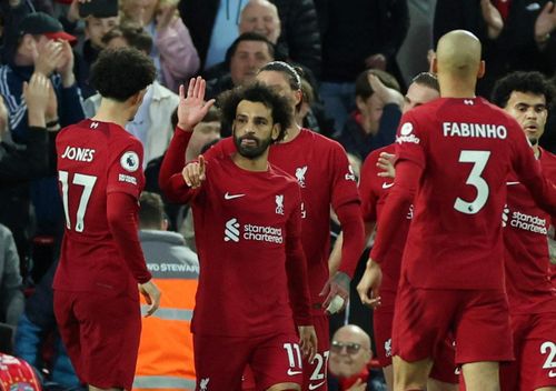 Liverpool cũng có một vài cơ hội từ những pha đi bóng kỹ thuật của bộ đôi chạy cánh Mohamed Salah, Luis Diaz. Tuy nhiên, "The Kop" phải chờ đến sai lầm của cá nhân mới có thể vượt lên. Phút 38, Issa Diop phạm lỗi trong vùng cấm, buộc trọng tài chính chỉ tay vào chấm phạt đền.