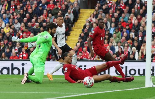 Fulham nhập cuộc đầy tự tin dù phải làm khách tại Anfield. Đại diện thành London tổ chức nhiều đợt tấn công đầy tốc độ và trực diện khiến hàng thủ Liverpool chao đảo.