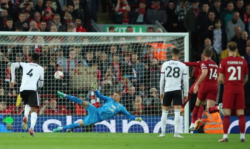 Từ cự ly 11 m, Salah tung cú sút quyết đoán vào chính giữa khung thành, hạ Bernd Leno. Tiền đạo người Ai Cập thi đấu thăng hoa khi góp công vào 13 bàn (10 bàn, 3 kiến tạo) chỉ trong 8 trận gần nhất tại Anfield.
