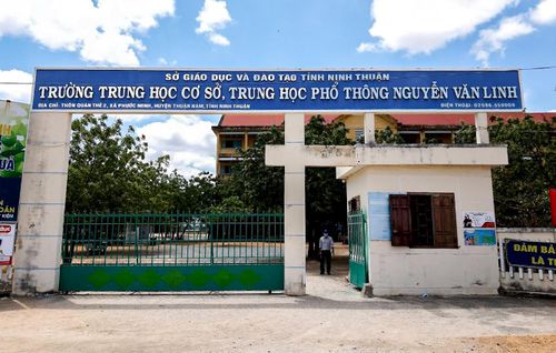 Nhiều giáo viên trường THCS-THPT Nguyễn Văn Linh chưa được chi trả tiền dạy thêm giờ của 5 năm trước. Ảnh: Trí Quang.