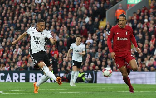 Vinicius cũng đe dọa khung thành Alisson