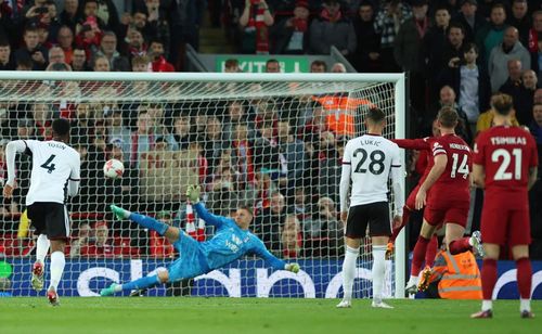 Cuối hiệp một, Liverpool được hưởng phạt đền sau sai lầm của trung vệ Diop. Salah bước lên thực hiện thành công quả đá penalty