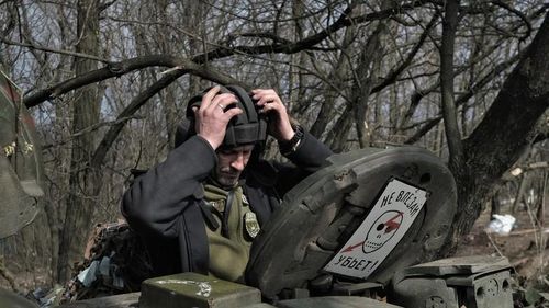 Binh sĩ Ukraine trên xe tăng T-72 gần tiền tuyến ngày 26/3. Ảnh: AFP