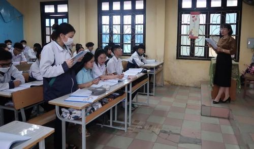 Cô Dinh cho hay, việc ôn tập tại trường được thầy cô tiếp tục phân loại nhóm đối tượng giao chỉ tiêu từng nhóm học sinh, có bài tập riêng.