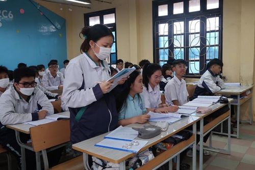 Ngoài việc ôn tập tại trường, học sinh được thầy cô kèm miễn phí và ôn qua app ôn luyện.