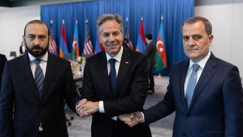 Ngoại trưởng Armenia Ararat Mirzoyan (trái),Ngoại trưởng Mỹ Antony Blinken (giữa) và Ngoại trưởng Azerbaijan Jeyhun Bayramov trong cuộc gặp tại Mỹ mới đây. Ảnh: Twitter Ngoại Trưởng Mỹ