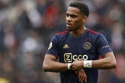 Liverpool và MU quan tâm trung vệ Jurrien Timber