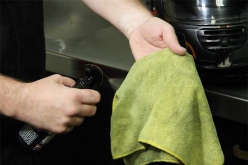 Làm sạch mũ bảo hiểm không có gì phức tạp.