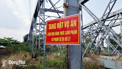 Sau khi phát hiện cầu Ghềnh bị cắt trộm, cơ quan chức năng đã cho cắm bảng cảnh báo