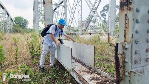 Ngoài các thanh sắt, cả những mảng sắt lớn cũng bị cắt nhỏ đem đi bán