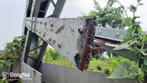 Để thực hiện trộm cắp, các đối tượng dùng máy hàn cắt gió đá cắt nhỏ sắt cầu Ghềnh để dễ vận chuyển