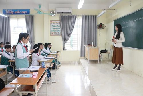 Hiện tại, Trường THCS Sơn Tây đang hoàn thành chương trình theo thời khóa biểu các môn học để tập trung ôn luyện cho học sinh khối 9.