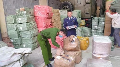 Lực lượng chức năng khám xét hàng hóa có dấu hiệu vi phạm