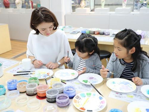  Trong khi đó, trung tâm thủ công và bảo tàng Noritake Garden, nằm trong khuôn viên của công ty gốm sứ Noritake, chỉ cách ga Nagoya 15 phút đi bộ. Tại đây, bạn có thể trải nghiệm vẽ đồ sứ, thưởng thức trà chiều tại một nhà hàng Pháp. Ảnh: Nagoya-info. 