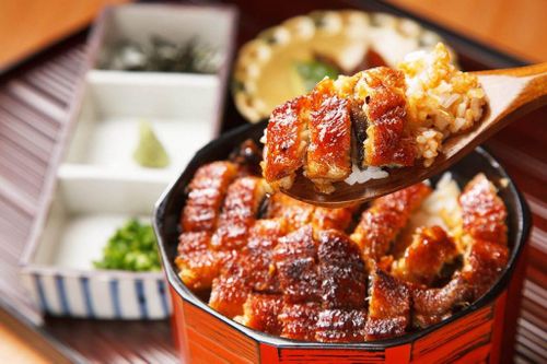  Ẩm thực địa phương của Nagoya, Nagoya-meshi, có những đặc trưng của lịch sử, do thành phố này vừa là một hải cảng, vừa là một phần trên tuyến đường Tokaido nối cố đô Kyoto và Edo (tên cũ của Tokyo). Nơi này có nhiều món ăn đa dạng, từ các món truyền thống như cơm lươn, ramen đến cánh gà, spaghetti hay sashimi gà sống. Ảnh: Nagoya Is Not Boring. 