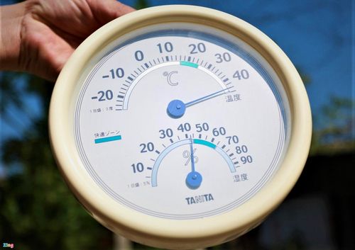  Nhiệt độ đo được ở TP Hà Tĩnh (Việt Nam) vào trưa 6/5 lên tới 42 độ C. Ảnh: Phạm Trường. 