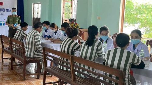 Khám sức khỏe cho phạm nhân chấp hành án tại Trại tạm giam Công an TP Đà Nẵng.
