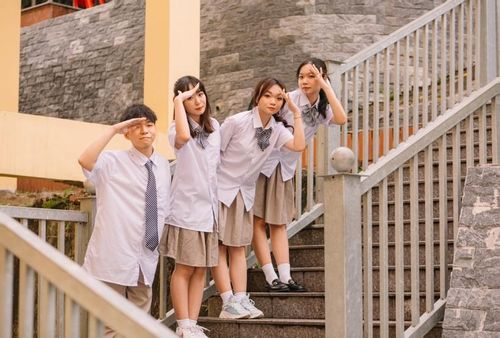 Hải và nhóm bạn nữ chụp ảnh kỷ yếu.