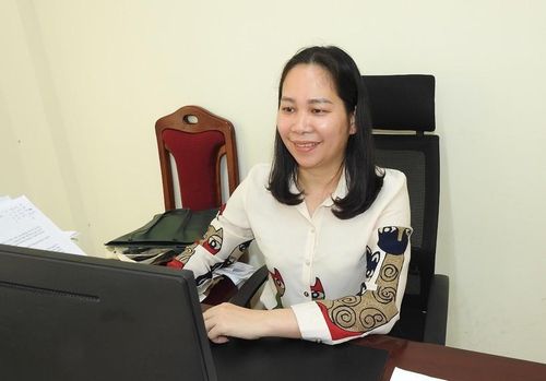 Cô Nguyễn Thị Tuyết Hồng, Phó hiệu trưởng Trường THPT Hòn Gai.