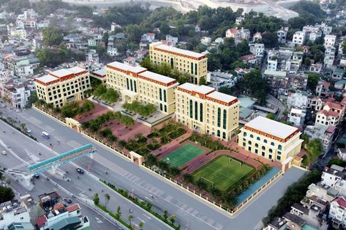 Trường THPT Hòn Gai nằm tại trung tâm TP Hạ Long.