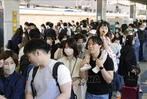 Hành khách tại ga tàu cao tốc ở Tokyo, Nhật Bản, ngày 3/5/2023. Ảnh: Kyodo/TTXVN