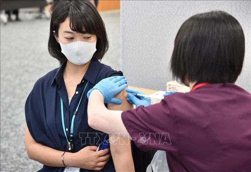 Tiêm vaccine ngừa COVID-19 tại Tokyo, Nhật Bản. Ảnh: AFP/TTXVN