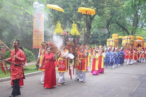 Nghi thức rước kiệu mở đầu lễ hội.