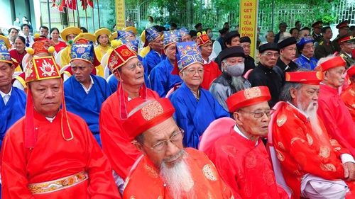 Các bậc cao niên trong Lễ hội truyền thống Lệ Mật năm 2023