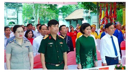 Lãnh đạo quận Long Biên và người dân thực hiện các nghi thức khai mạc Lễ hội truyền thống Lệ Mật năm 2023