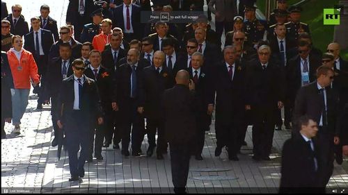 Ông Putin cùng các quan chức cấp cao Nga tiến vào Quảng trường Đỏ, Moscow. Nguồn: RT