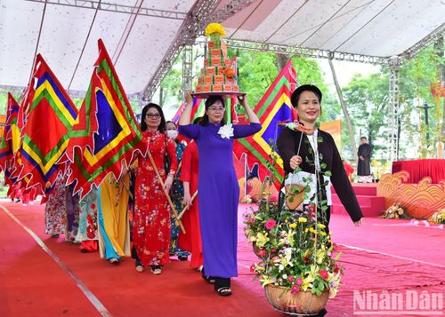 Quý Công mất vào năm Kỷ Hợi (1119) ở độ tuổi 93. Vua vô cùng thương tiếc vị công thần, bèn thưởng lụa là, sai quần thần đưa thi hài về bản quán ở Lệ Mật. Việc chưa xong đã thấy đùn thành mộ thiêng, theo dân gian truyền nằm ở gần khu vực Núi Cung, phường Liễu Giai ngày nay.