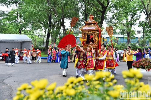 Khi ấy, trong triều có công chúa cả nhan sắc tuyệt đẹp, một ngày đi chơi sông Thiên Đức bị đắm thuyền chết đuối, nhà vua sai các thuyền đi tìm nhưng không thấy. Quý Công một mình liều thân lặn xuống đáy sông, giao đấu với các loại thủy quái tìm được xác công chúa đưa lên bờ.