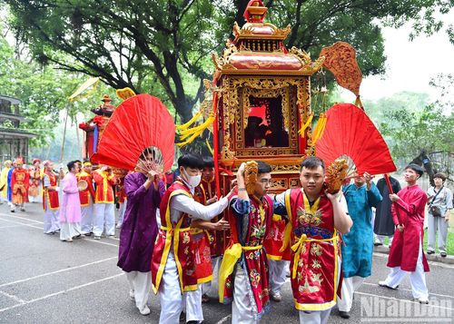 Tương truyền, Vào đời vua Lý Thái Tông (1028-1054), ở làng Lệ Mật có một cặp vợ chồng sinh được một người con trai vào năm Bính Dần (1026), năm 13 tuổi đặt tên là Quý Công, năm 16 tuổi đã trở thành người tài giỏi xuất sắc hơn người, sức mạnh tuyệt vời, là giám quan trong triều.