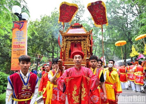 Nghi thức cung nghinh Thánh giá từ 13 trại của quận Ba Đình và trại Hào Nam quận Đống Đa.