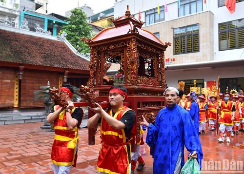 Lễ cung rước kiệu Thánh từ đình Vĩnh Phúc 2 đến chân đền núi Sưa (nằm trong Công viên Bách Thảo ngày nay).