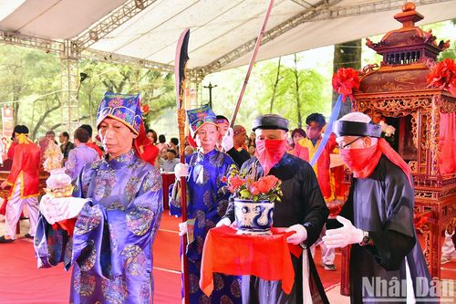 Vua bèn cấp cho dân các trại 300 quan tiền để làm tiền hương hỏa, cho dân các trại lập miếu, đền để tế tự, muôn đời cúng lễ. Hằng năm, cứ vào ngày 23/3 Âm lịch, người dân Thập tam trại lại tổ chức mừng ngày đức “Thánh Tổ” họ Hoàng đưa dân sang khai hoang lập ấp phía tây kinh thành: “Nhớ ngày hai ba tháng ba/Dân trại ta vượt Nhị Hà thăm quê/Kinh quán cựu quán đề huề/Hồ Tây cá nhảy đi về trong mây”.